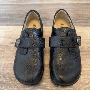 Alegria Joleen Black Floral Tar Tooled Shoe Size EU 37 / US 7 - 7.5